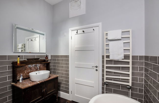 Stunning 5 Bed in the Centre of Bourton - Photo 21