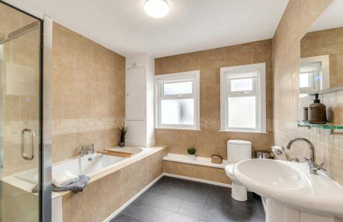 JUNGLE HOT TUB, games room, near eateries, micro brewery, pubs, beauty salons and boutique shops, Argyle, free Netflix, in the heart of Plymouth - Dogs welcome - Hosted by Absolute Accommodation Plymouth - Foto 9