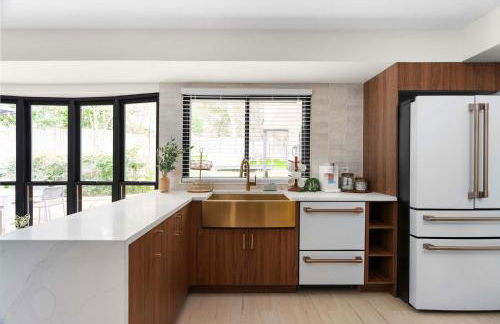 Luxury Zilker Home Pool Hot Tub and 2 Kitchens - Photo 42