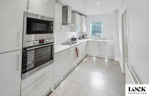 Family & Contractor Friendly 3 bed house Sleeps 8 in Maidenhead - Foto 3