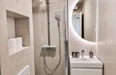 MonLux studio- FREE Public Parking- Easy & Straight Walk to the Center - Photo 17