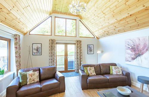 Kestrel Lodge 6 with Hot Tub - Photo 3