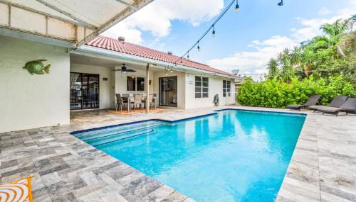 Bright and Comfy 5 Star Location with a Heated Pool - Photo 2