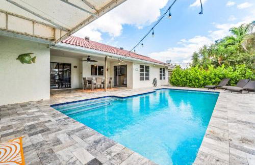 Bright and Comfy 5 Star Location with a Heated Pool - Photo 2