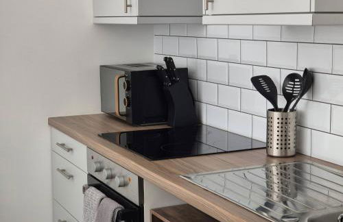 Modern Studio in Fratton, Portsmouth - Contractors Welcome #1 - Photo 17