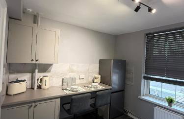 3 Bedroom Apartment with Balcony in London, Free Parking - Photo 6