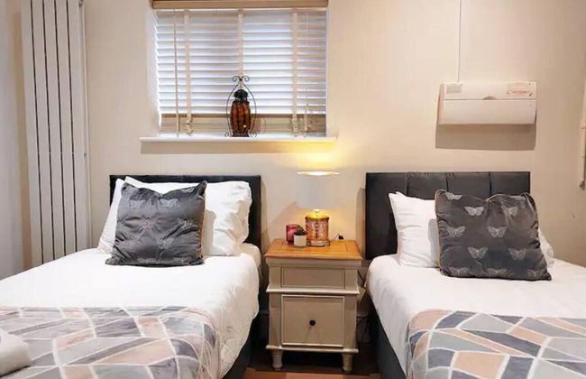 The Ayres House 2-bed Apartment in Cambridge - Photo 8