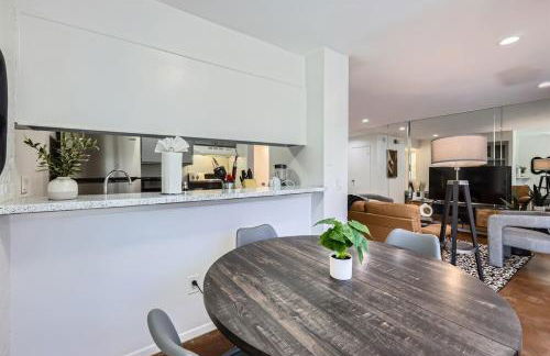 Your Walkable King Bed Getaway - Sleeps 4 - Pool Pkg - Foto 27