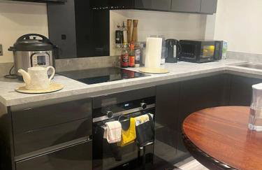 Lovely 2 bedroom home, free parking, 6 mins from airport - Foto 13