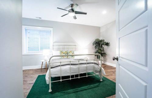 Contemporary 2BR2BA w-King - Den - Private Entry-Yard - Foto 17