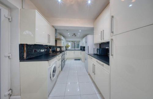 Modern 3BR Manchester Home Sleeps 7 Parking - Foto 50