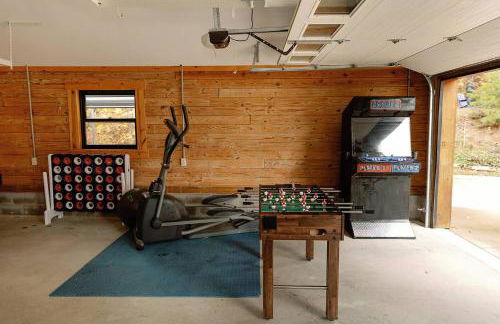 Arch Fun Cabin - Modern Cabin with Hot Tub, Games & Views - Foto 18