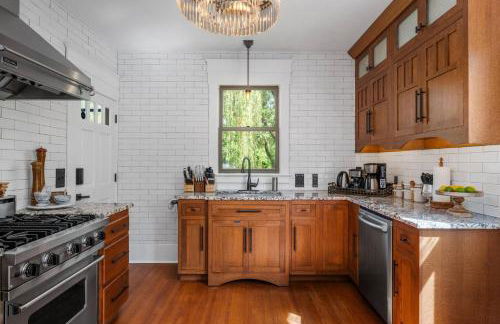 NEW! Updated South Hill Craftsman Sleeps 12! - Foto 9