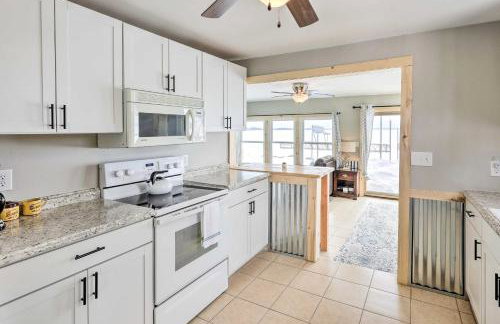 Lakefront Vacation Rental with Fire Pit and Dock! - Foto 7