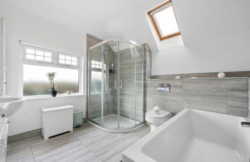 LONG TERM STAY SPECIAL OFFER AVAILABLE! 5-Bedroom Spacious, Stunning Design, Sociable Areas & Cosy House Near South Downs Park, Sleeps 11 with GAMES Room, PRIVATE PARKING and GARDEN - by Blue Puffin Stays - Foto 75