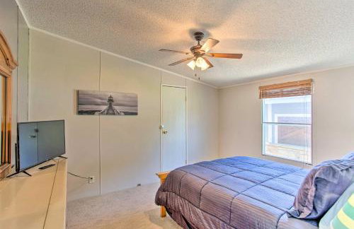 Lakefront Retreat with Pier, Bar Hut and Fireplace! - Foto 18