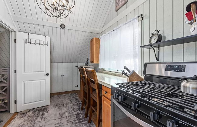 Private Condo w Ocean Views Next to Beach - Photo 9