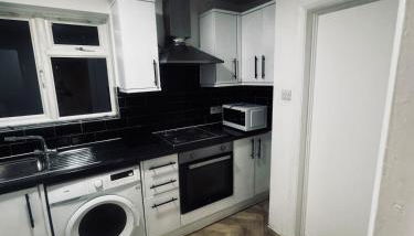 Stylish Wembley Home with Hot Tub, Parking & Garden - Foto 5