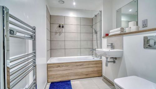 2-BR Near Salford Royal - City & Town Centre View - 1 Minute to Train & Tram Station - Sleeps 6 - Foto 5