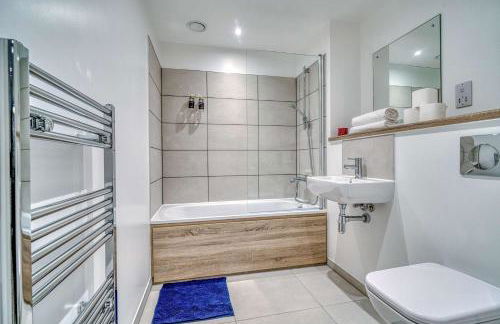 2-BR Near Salford Royal - City & Town Centre View - 1 Minute to Train & Tram Station - Sleeps 6 - Foto 5