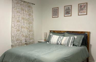 Downtown 3 BR, 2 BA newly renovated home close to Castle St - Photo 14