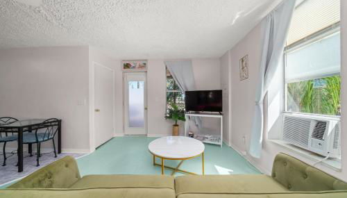 Sebring Circle Studio Stay- Postcard Mural Views - Foto 4