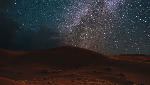 La belleza del desierto bajo las estrellas