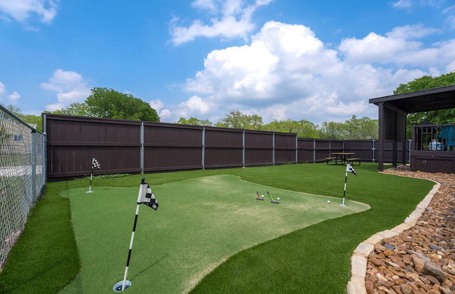 Comfort Charmmini Putting Greengame Roomgrill5 - Photo 1