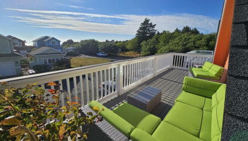 Sunkissed 3BR beach getaway - dog-friendly fenced yard, firepit, glimpse ocean views, near beach access, sleeps 8 - Foto 3