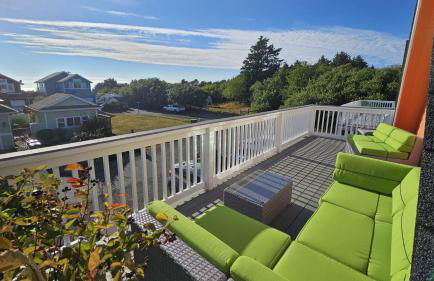 Sunkissed 3BR beach getaway - dog-friendly fenced yard, firepit, glimpse ocean views, near beach access, sleeps 8 - Foto 3