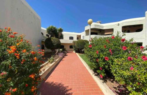 Cozy Beach Apartment W/ Sea View, Free Parking & AC - Foto 21