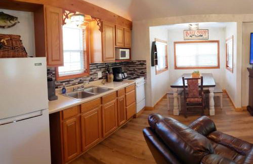 Lakeside Retreat - Romantic Cabin - Resort Pool, Dock, Fire Pit! - Foto 6