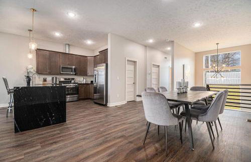 Modern 3-Story Townhome - Foto 17