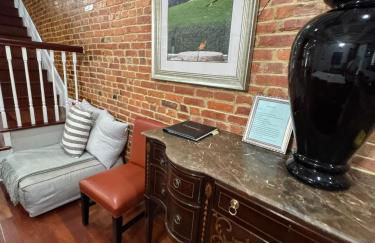 Classy Victorian Brownstone Subway Shopping - Photo 45