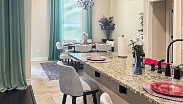 Bungalow BlissYour Luxurious Home Away from Home - Photo 4