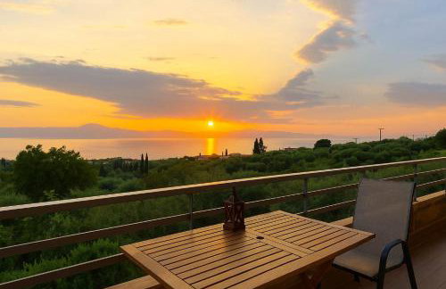 Spacious Cottage - Panoramic Sea & Mountain Views - Photo 1