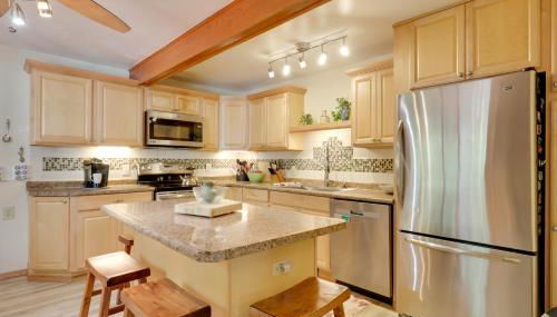 Dock and Views Lakefront Family Home in Conover! - Foto 5