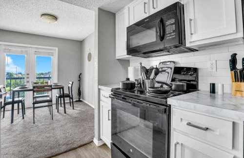 Fresh and Modern 2BR with Gym and Pool - Foto 10