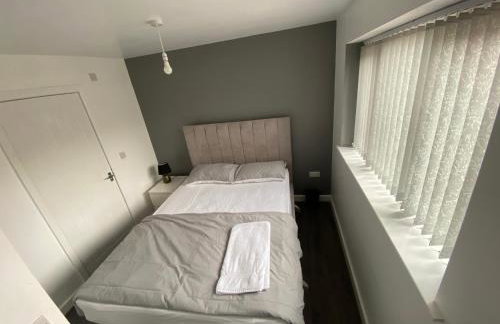 3- Bedroom House -Private Parking - contractors welcome- 2 Min M62 - Foto 10
