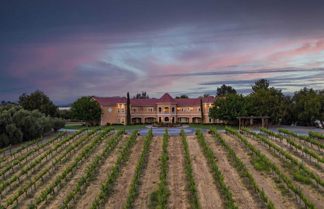 Wilson Creek Manor By Avantstay Sleeps 10! Amazing Estate w/ Pool & Game Room - Photo 47