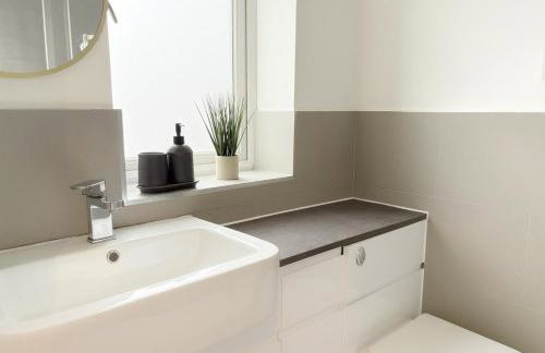 Stylish Detached Studio, Banstead with off street Parking - Photo 12