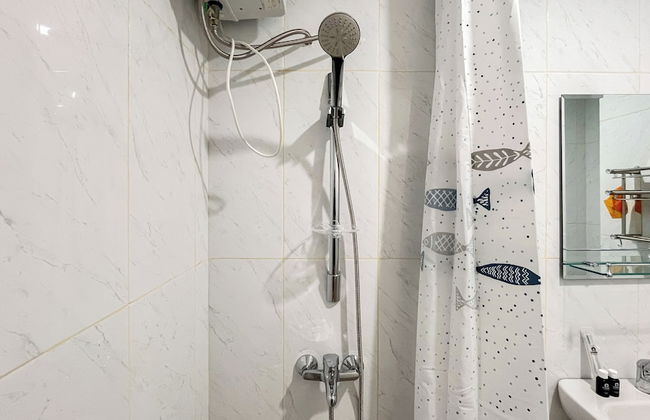 Modern Studio Room Apartment At Tamansari Skylounge Makassar - Foto 17