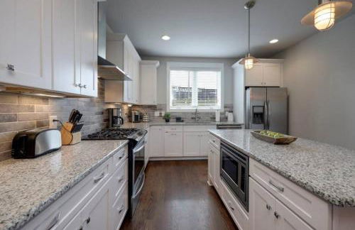 WeHo Nashville Home, Geodis Park, Mini-Golf, Arcade, 10min to Downtown! Sleeps 10! - Foto 10