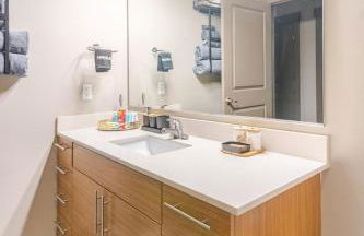 Stylish 1BR Uptown Apartment - Photo 4