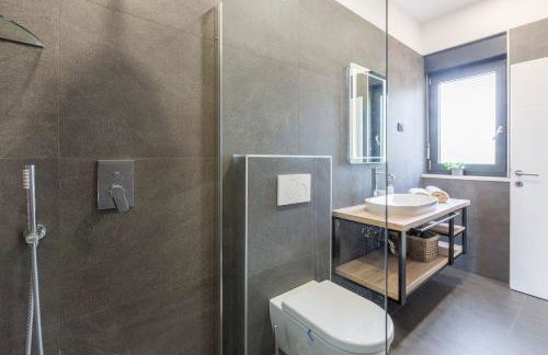 Moderne Villa mit Privatpool, Meerblick, Babybett, BBQ, klimatisierte Schlafzimmer - perfekt zum Biken - Photo 29