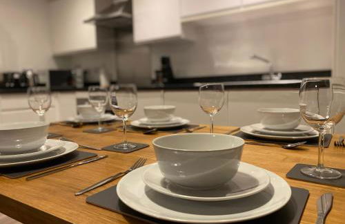 3 Bedrooms double or single beds, 2 PARKING SPACES! WIFI & Smart TV's, Balcony - Foto 9