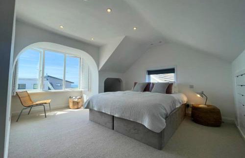 Baywatch Mawgan Porth Spacious Home sleeps 9, Games room, Parking & Garden - Foto 2