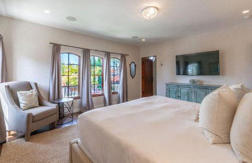 Mediterranean Beauty with Rooftop Deck and Views - Foto 25