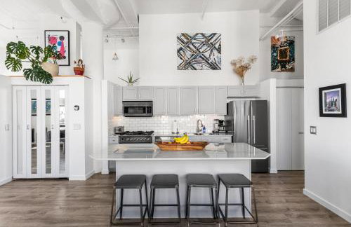 Modern Historic Loft 19ft Ceilings, Gym, Heated Parking, Skyline Views, Balcony - Foto 36