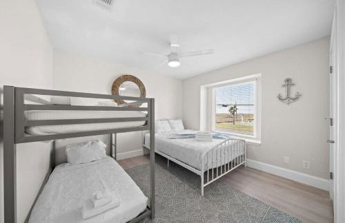 Oceanfront home with pool, large decks, fire pit and private walkover to the beach - Foto 19